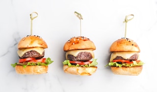 Jetzt aktuellen Artikel über Edeka lesen Wo kann man Mini Burger Brötchen kaufen - bei REWE, Edeka & Co.?