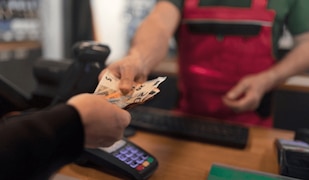 Bargeld abheben an der Kasse in der Tankstelle