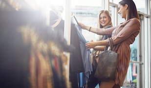 zwei Frauen beim Kleidung shoppen